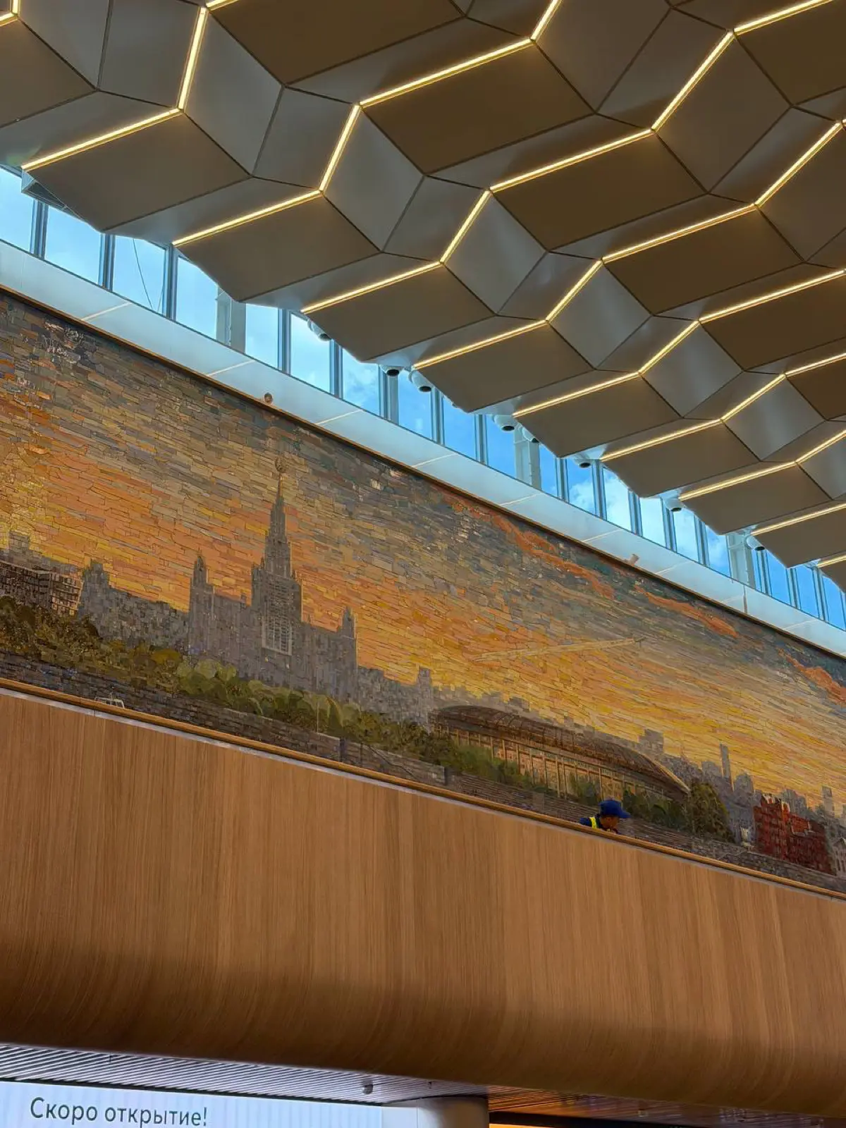На днях здание Ленинградского вокзала открыли после двухлетней реконструкции. Теперь он стал полностью цифровым, а сама площадь увеличилась в несколько раз | Сетка — социальная сеть от hh.ru