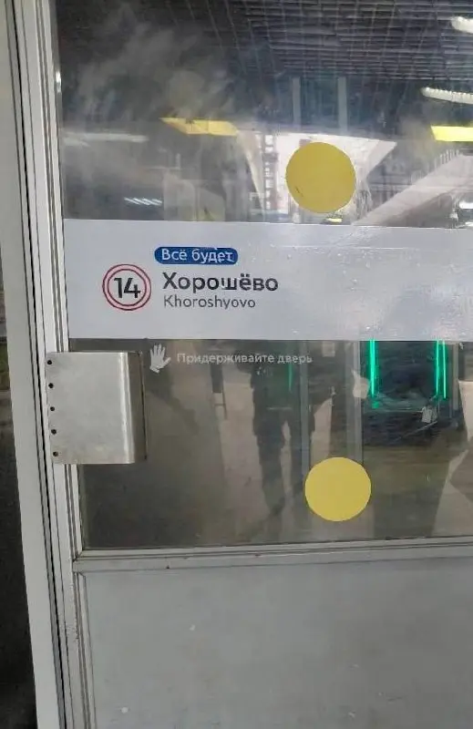 Подземный стендап
🤪 Недавно зашла в метро и эти смешные надписи создали настроение на весь день!
Оказывается, метро неслучайно украшено такими шутками - они связаны с праздником 91‑летие метро и навиг... | Сетка — социальная сеть от hh.ru