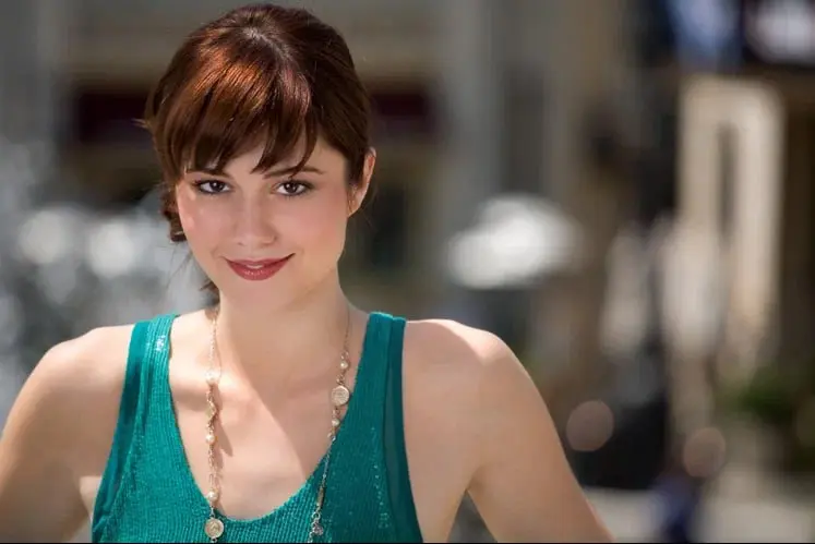 Узнала в сегодня лет, что основоположница типажа manic pixie dream girl в жизни нормисная нормиска и замужем за Юэном МакГрегором | Сетка — социальная сеть от hh.ru