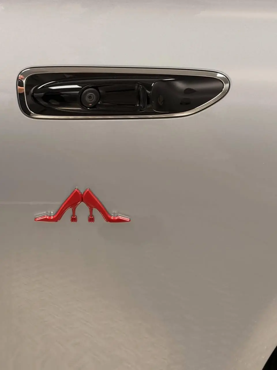 Это, наверное, самая дорогая коллаба с “Дьявол носит Prada 2”. Mercedes-Benz выпустила кастомный Mercedes-Maybach, полностью стилизованный под дух фильма | Сетка — социальная сеть от hh.ru