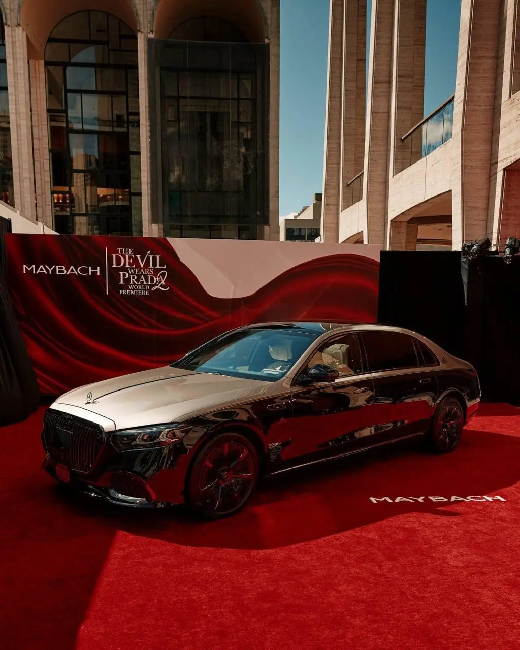 Это, наверное, самая дорогая коллаба с “Дьявол носит Prada 2”. Mercedes-Benz выпустила кастомный Mercedes-Maybach, полностью стилизованный под дух фильма | Сетка — социальная сеть от hh.ru