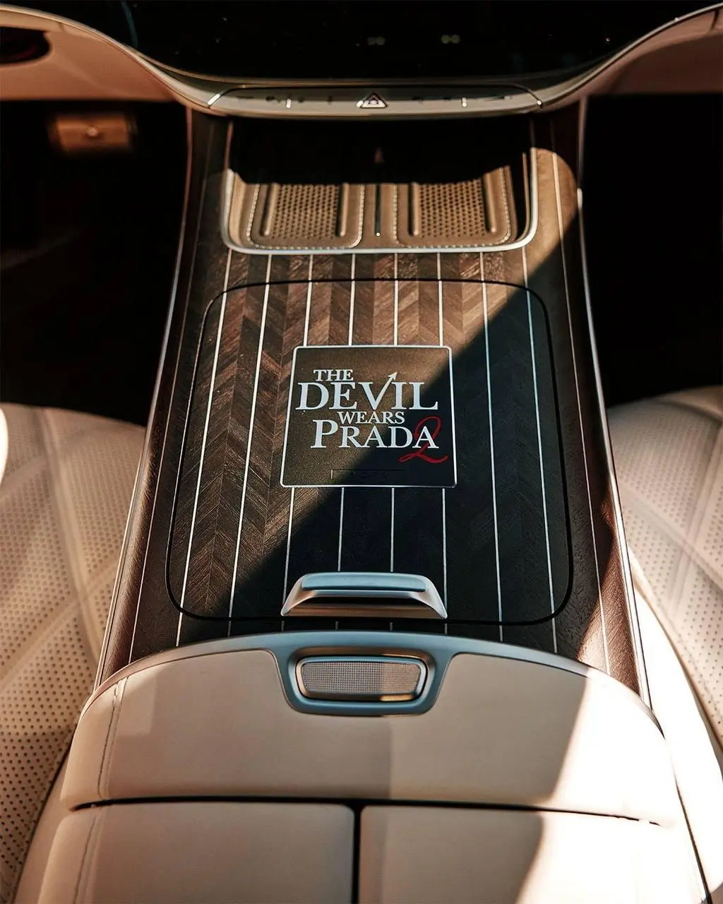 Это, наверное, самая дорогая коллаба с “Дьявол носит Prada 2”. Mercedes-Benz выпустила кастомный Mercedes-Maybach, полностью стилизованный под дух фильма | Сетка — социальная сеть от hh.ru