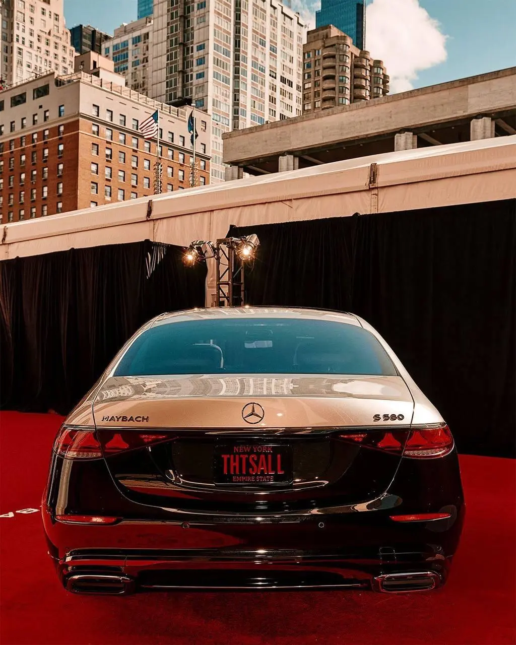 Это, наверное, самая дорогая коллаба с “Дьявол носит Prada 2”. Mercedes-Benz выпустила кастомный Mercedes-Maybach, полностью стилизованный под дух фильма | Сетка — социальная сеть от hh.ru