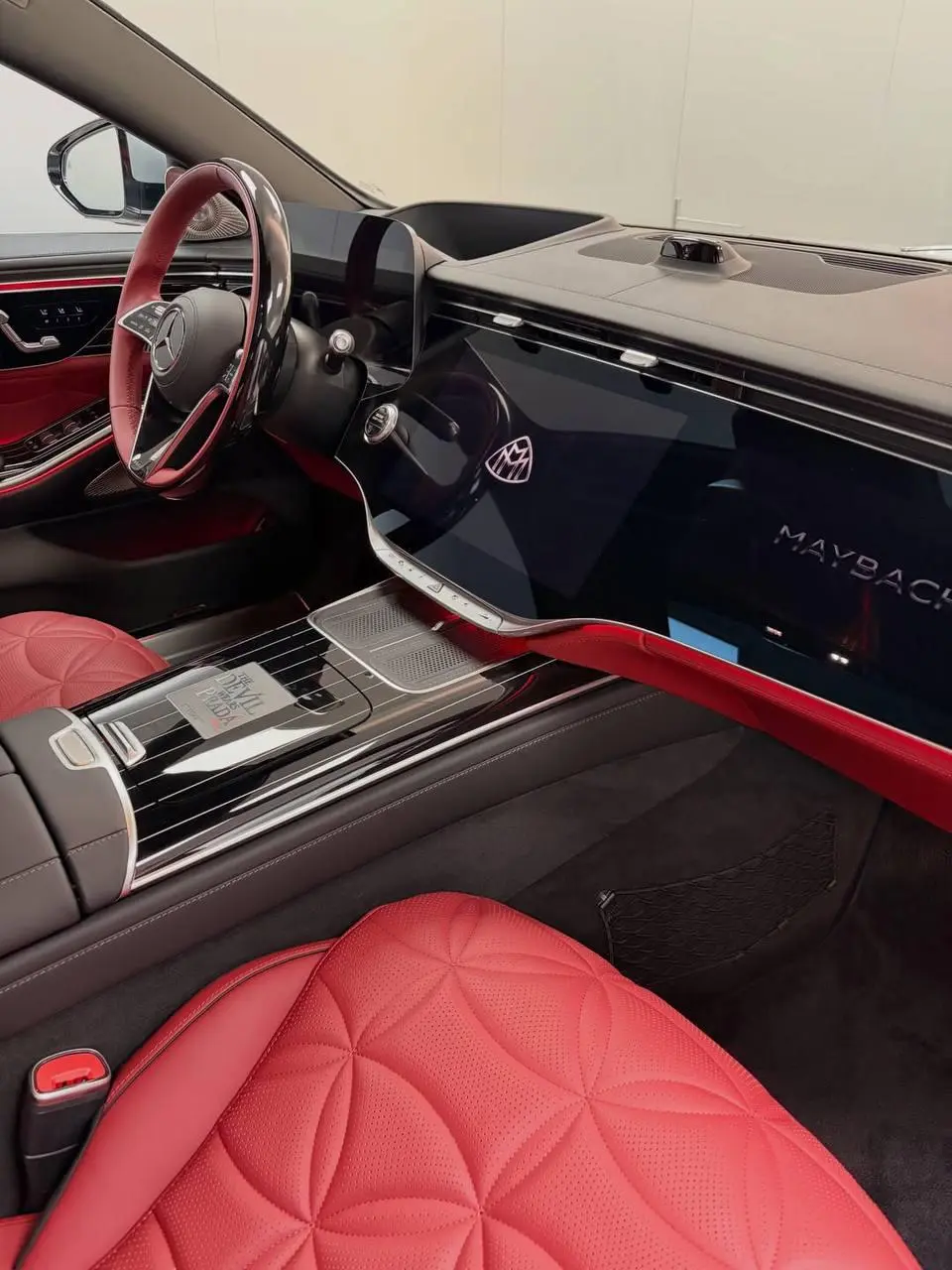 Это, наверное, самая дорогая коллаба с “Дьявол носит Prada 2”. Mercedes-Benz выпустила кастомный Mercedes-Maybach, полностью стилизованный под дух фильма | Сетка — социальная сеть от hh.ru