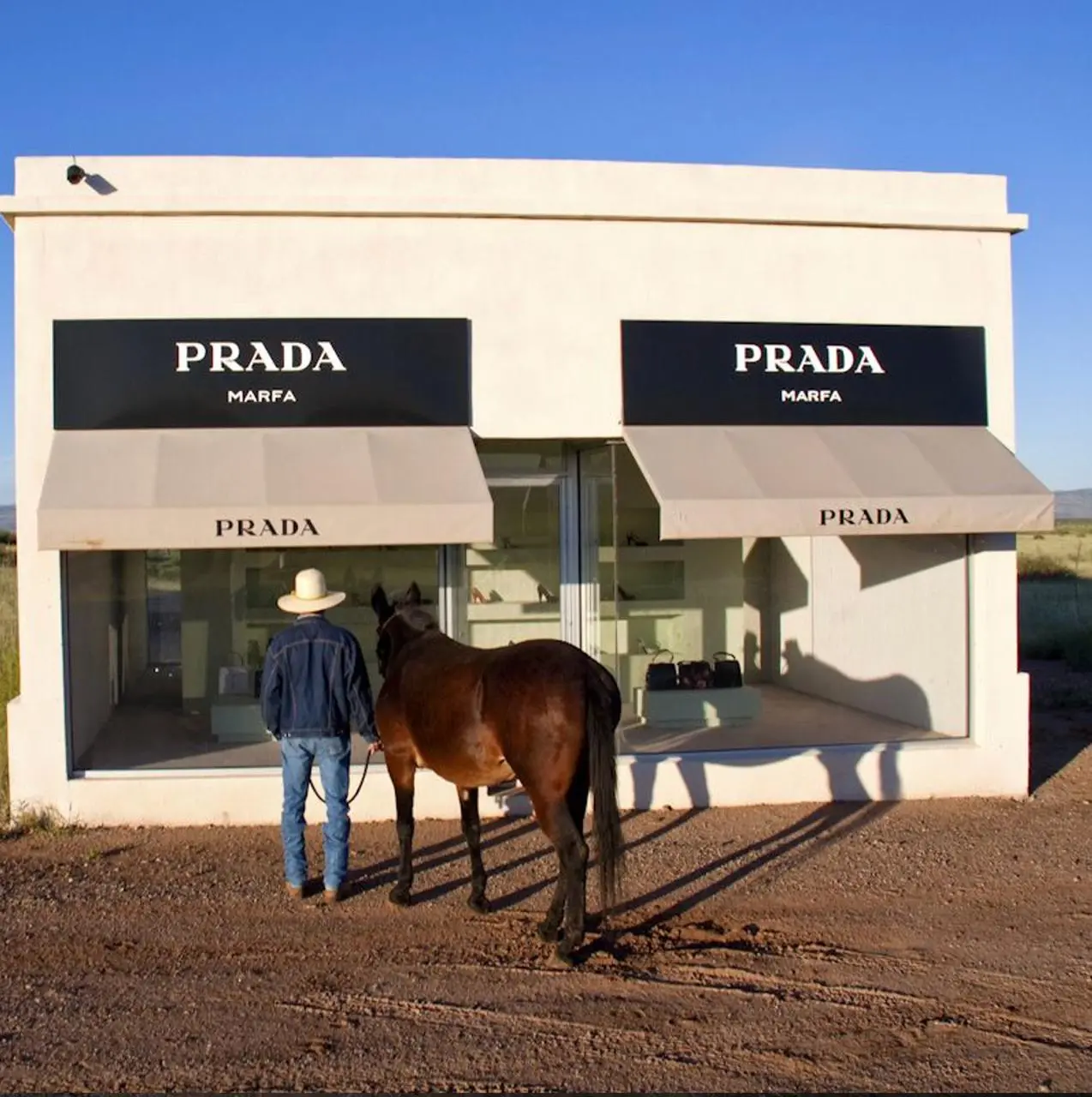PRADA
Памятник консьюмеризму, который выжил
#интеллектуальнобл
Посреди техасской пустыни Чиуауа, у черта на куличках, стоит бутик Prada | Сетка — социальная сеть от hh.ru