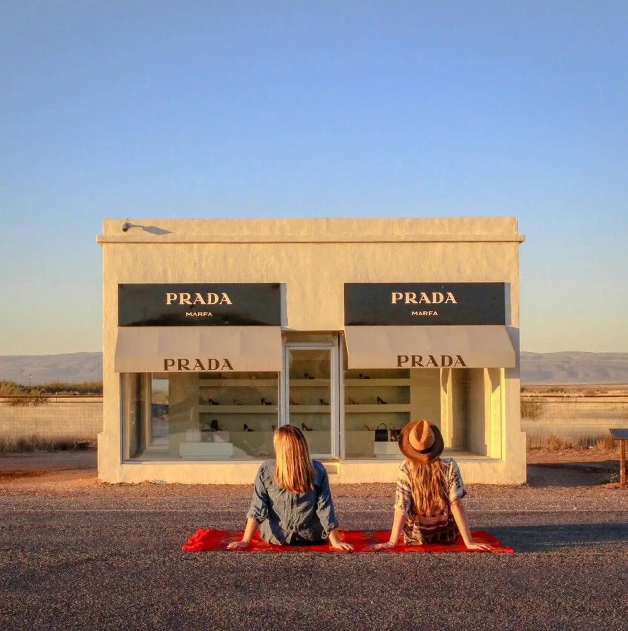 PRADA
Памятник консьюмеризму, который выжил
#интеллектуальнобл
Посреди техасской пустыни Чиуауа, у черта на куличках, стоит бутик Prada | Сетка — социальная сеть от hh.ru