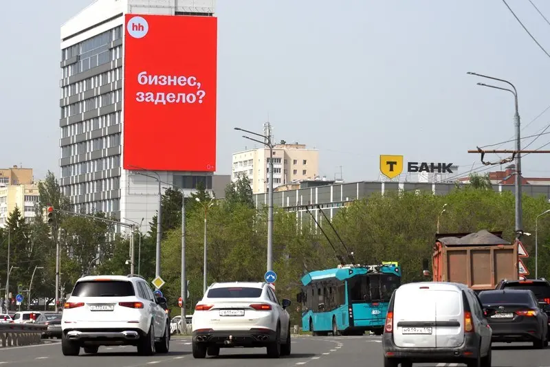Задело и за дело для малого бизнеса
HeadHunter запустил спецпроект про сложности малого и среднего бизнеса и вынес его в наружную рекламу с каламбуром «Бизнес, задело?» | Сетка — социальная сеть от hh.ru