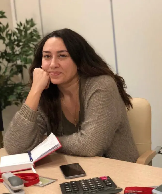 Лет девять назад я вдруг перестала спать. Я каждый вечер ложилась в кровать, но мозг никак не хотел отключатся и всю ночь прокручивал карусель из мыслей, воспоминаний и планов | Сетка — социальная сеть от hh.ru