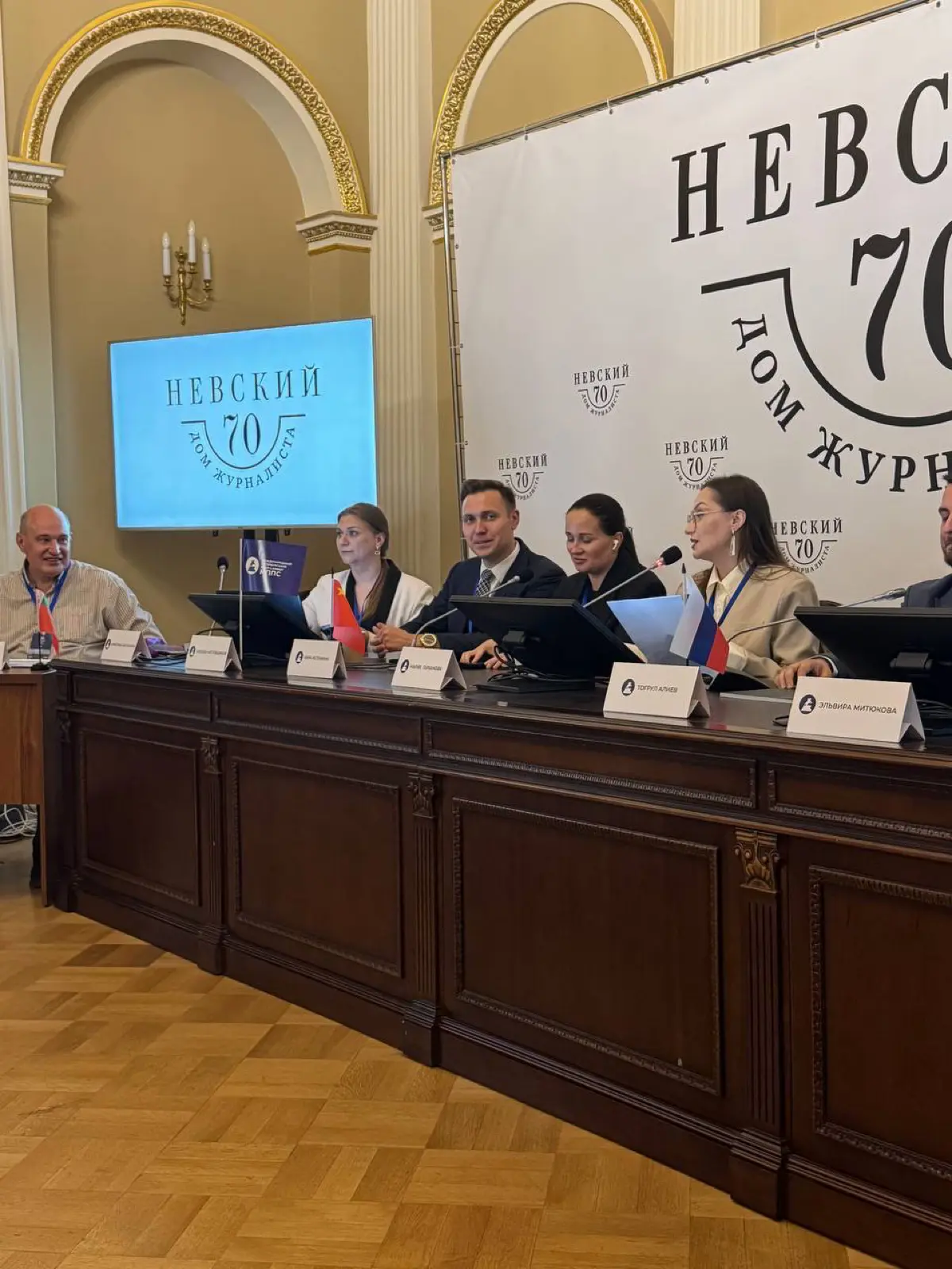 🌐 Приглашаем принять участие в Заседании Комитета по искусственному интеллекту Союза пиарщиков России в рамках Международного пиар-саммита в дни ПМЭФ
⚡️ Тема мероприятия: «Гонка ИИ-технологий | Сетка — социальная сеть от hh.ru