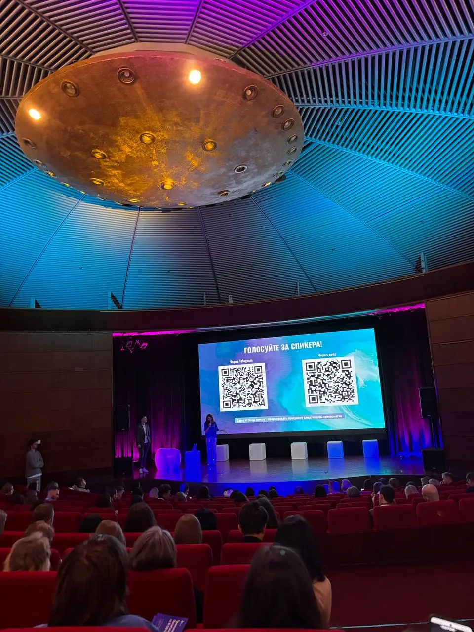 Олеся сегодня не в офисе 😎
Она на Потоке — большой конференции о digital и маркетинге. Пришла как участник: зарядиться идеями, подсмотреть, чем дышит индустрия, и найти интересных людей | Сетка — социальная сеть от hh.ru
