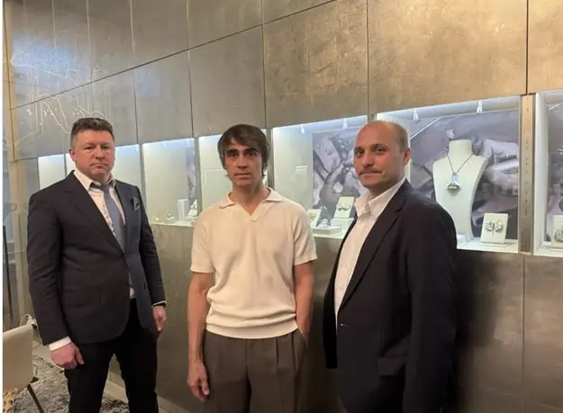 Бриллианты, которые говорят за Россию: ювелирное искусство как язык нового мира
#Россия #МИИУЭП #Сотрудничество #Выводы #Тенденция | Сетка — социальная сеть от hh.ru