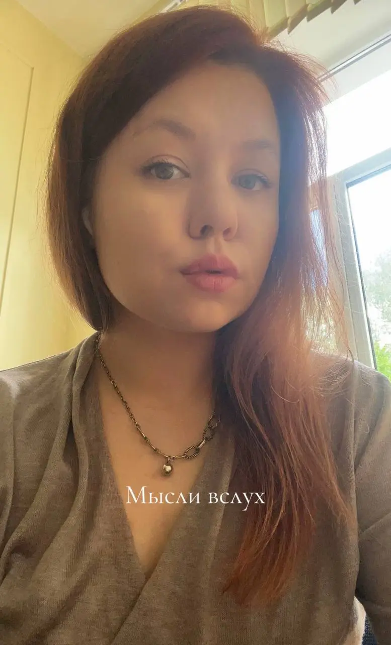 #личное #заметка
Выборг. Гул улицы. Шелест листьев и дикий невероятный аромат сирени.
Идём с экзамена по музыке, где только что сын получил 5.
Я так оживленно что болтаю с мамой своего мужа. Болтаю | Сетка — социальная сеть от hh.ru