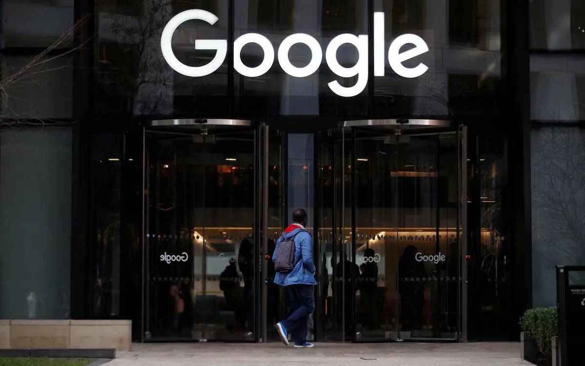 #Антон 🥒
ЕС готовится выписать Google крупнейший штраф в истории DMA
По данным Handelsblatt, Евросоюз готовит штраф для Google на сотни миллионов евро. Это рекорд по закону о цифровых рынках | Сетка — социальная сеть от hh.ru