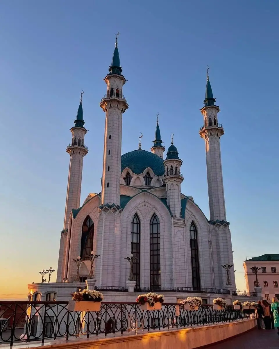 Поздравляю всех мусульман со священным праздником Ид аль-Адха – Курбан-байрам.
Пусть этот светлый день напоминает нам о важности благих деяний, терпения и сострадания | Сетка — социальная сеть от hh.ru