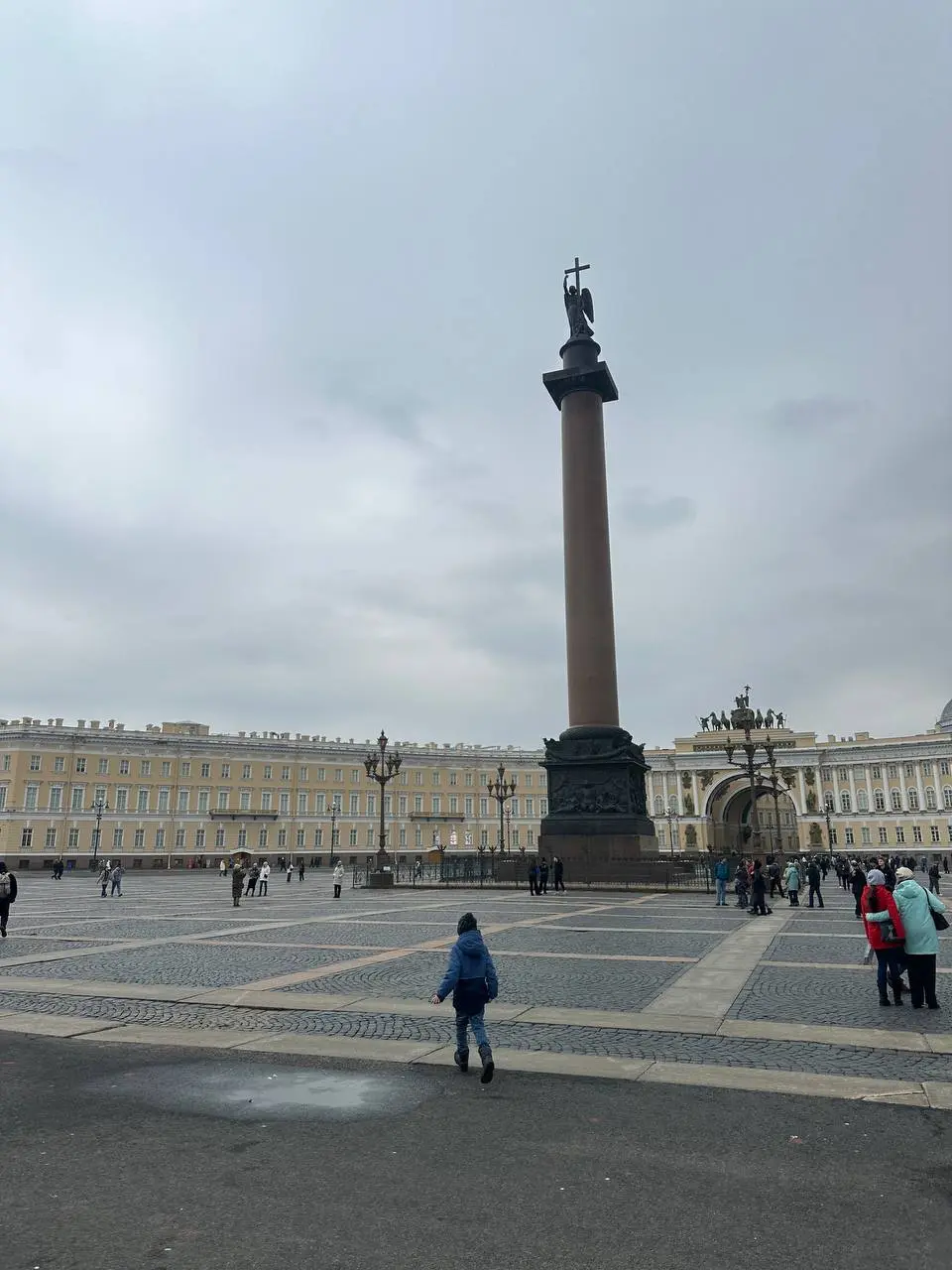 На Неве веселье, ликует народ,
Санкт-Петербург отпразднует свой год.
С ветрил кораблей до мостов ввысь,
Город мечты, необычный и радостный | Сетка — социальная сеть от hh.ru