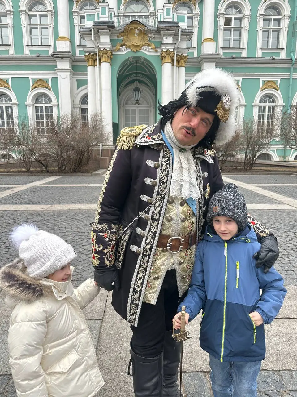 На Неве веселье, ликует народ,
Санкт-Петербург отпразднует свой год.
С ветрил кораблей до мостов ввысь,
Город мечты, необычный и радостный | Сетка — социальная сеть от hh.ru