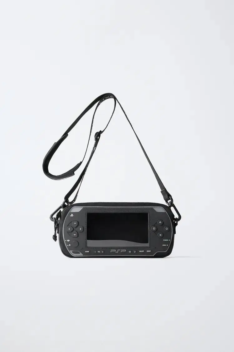 Zara выпустила сумку в виде PlayStation Portable — с кнопками, «экраном» и даже фирменными символами PlayStation на ремне. Стоит такой аксессуар $35,9 | Сетка — социальная сеть от hh.ru