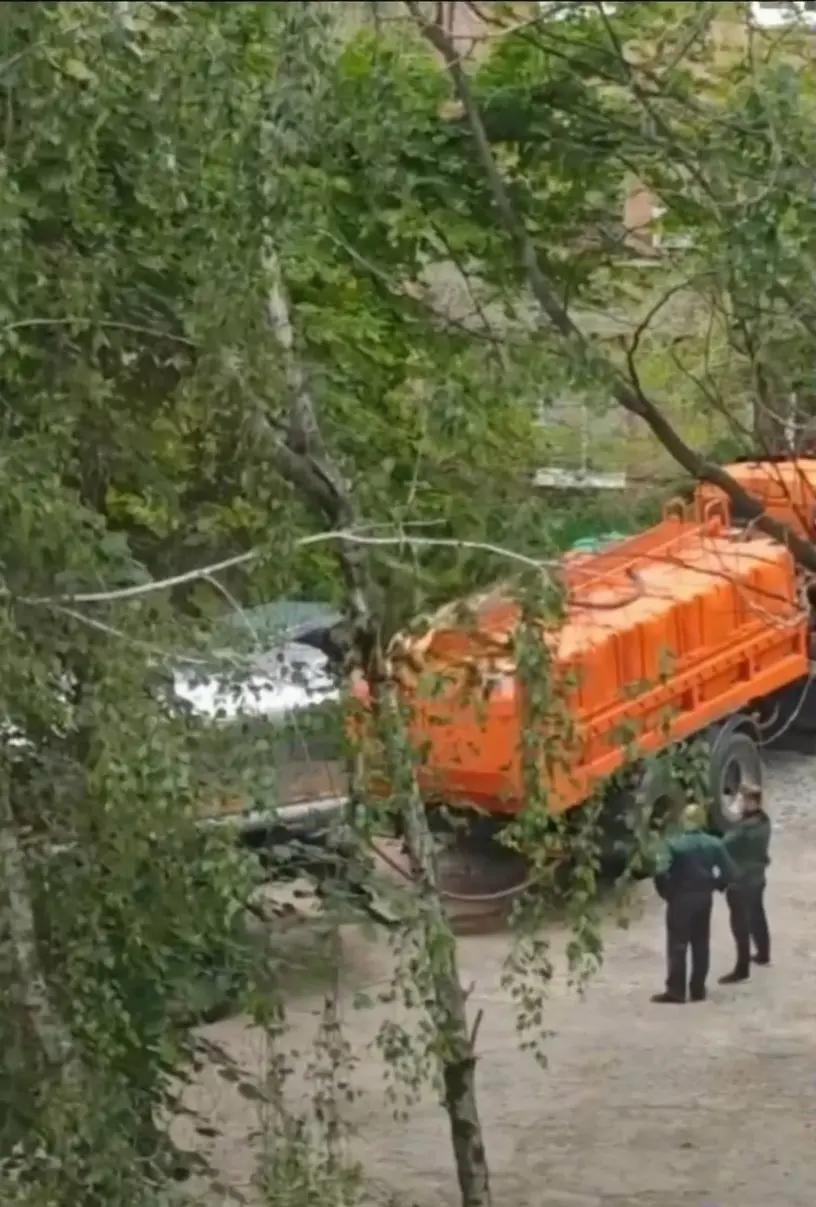 в одном из дворов в Ленинском районе Донецка воду из машины с технической водой заливают в машину с питьевой | Сетка — социальная сеть от hh.ru