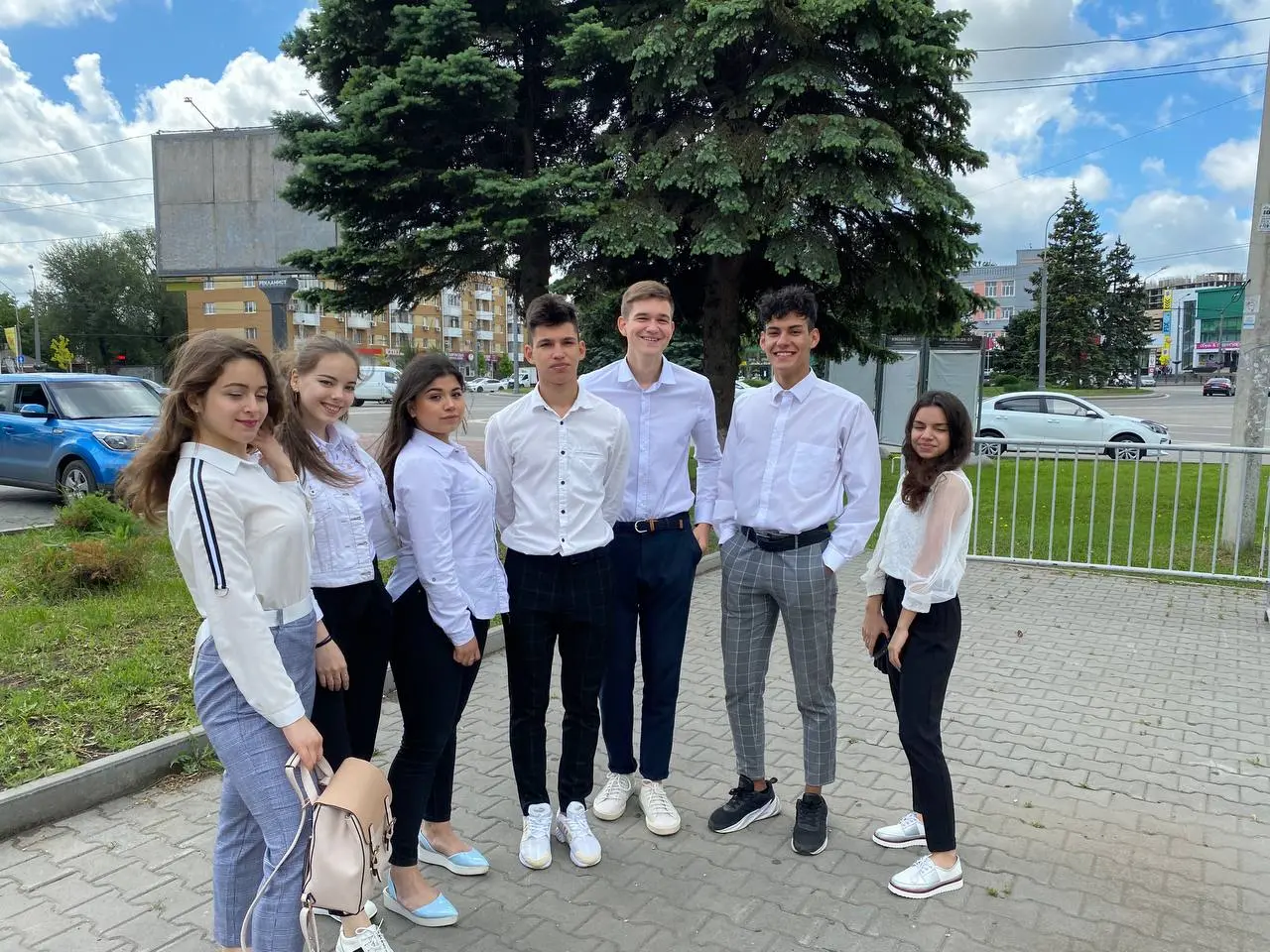 🎓 вчера прозвенел последний звонок
Каждый год я стабильно залипаю в новостях про это событие | Сетка — социальная сеть от hh.ru