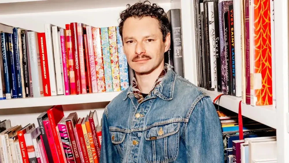 Генри Занков назначен креативным директором Diane von Furstenberg, пишет WWD.
Ранее дизайнер уже создал капсульную коллекцию для бренда, а теперь переходит к полноценной роли | Сетка — социальная сеть от hh.ru