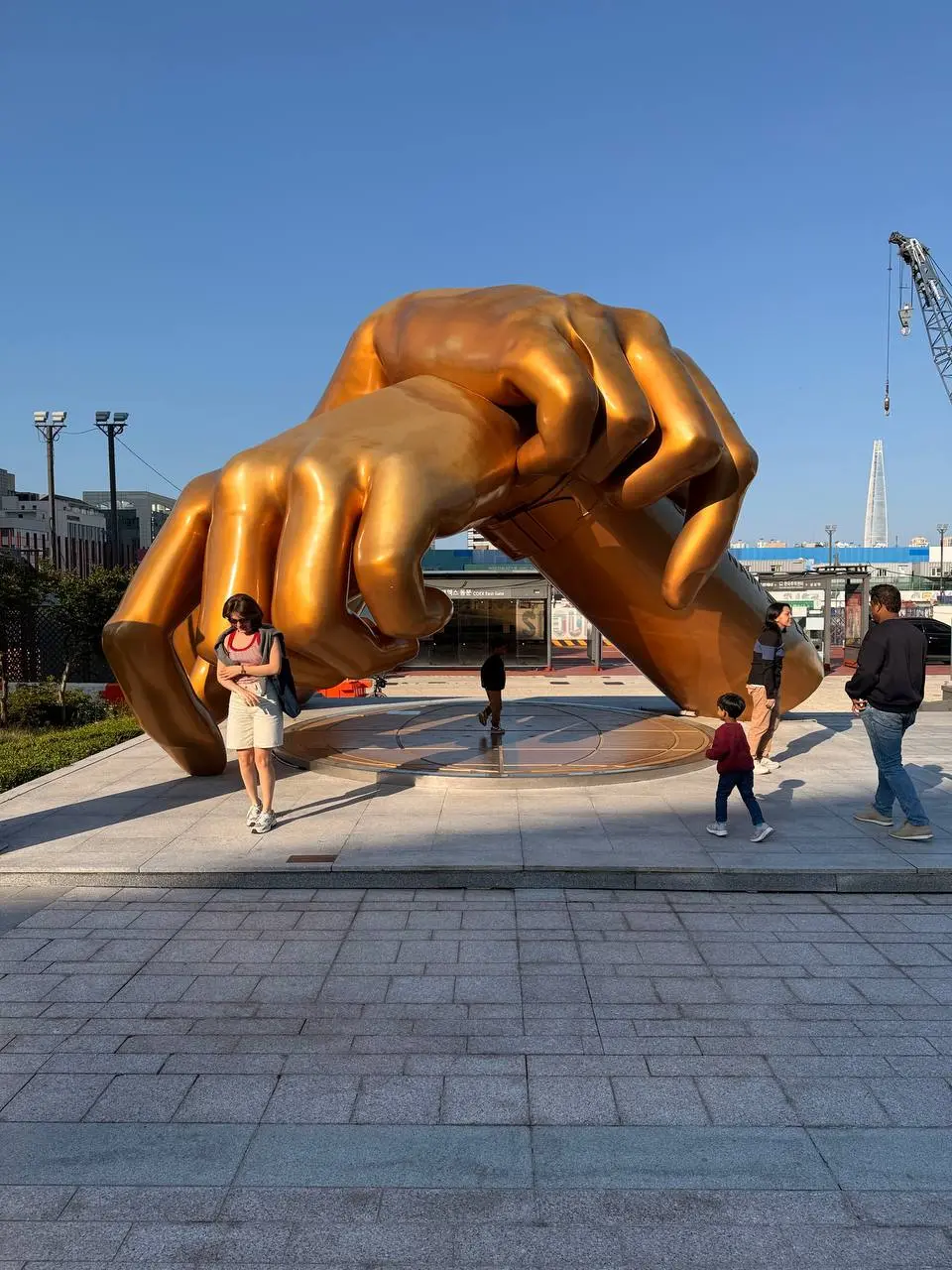 Сеул, район Гангнам. Золотые руки у COEX и Лотте Тауэр на горизонте. Место, давшее название самому просматриваемому клипу в истории YouTube | Сетка — социальная сеть от hh.ru