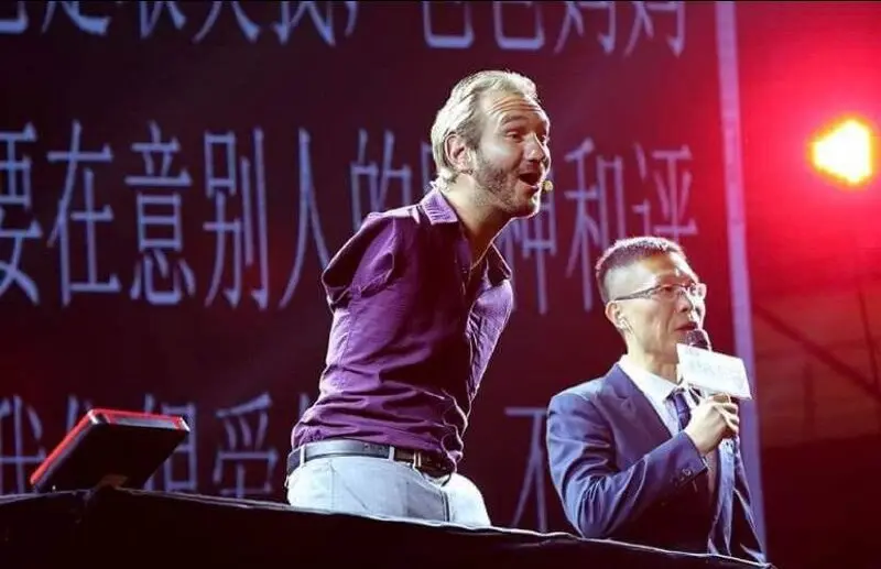 «Нет рук. Нет ног. Нет оправданий.»
Nick Vujicic родился без рук и без ног.
Врачи не могли объяснить почему.
Родители были в шоке | Сетка — социальная сеть от hh.ru