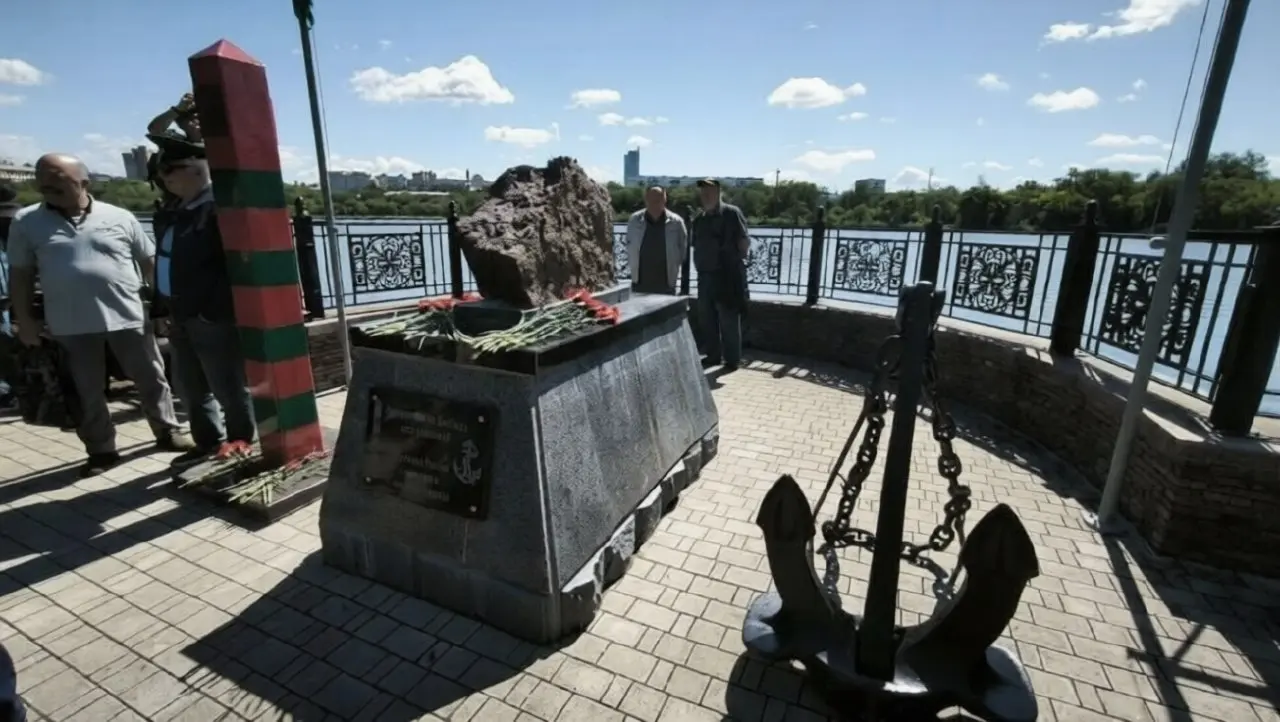 Вот такое сегодня в Донецке появилось  место
Пограничный столб, камень с надписью: «Пограничникам Донбасса всех поколений | Сетка — социальная сеть от hh.ru