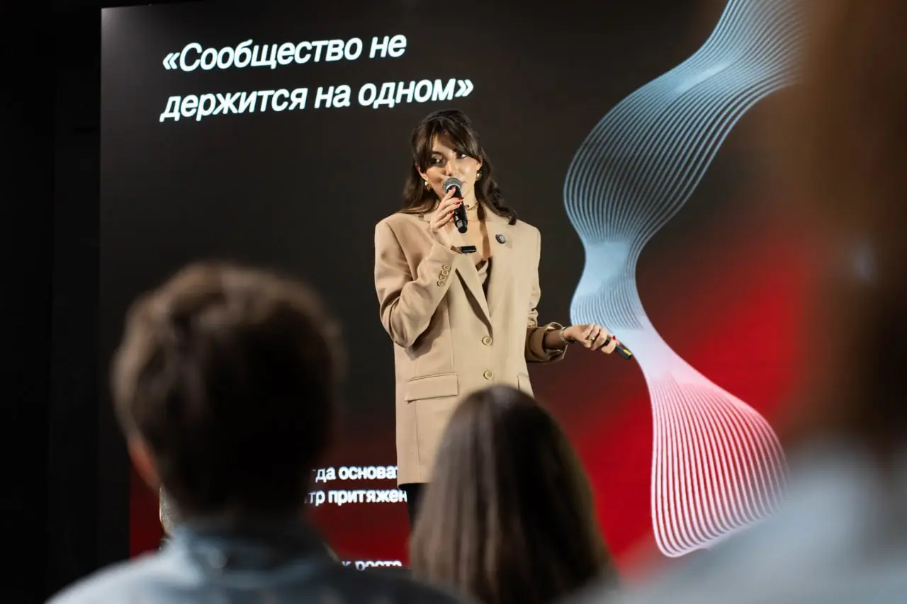 На чем строится бизнес-клуб и другие инсайты после референс-визита в бизнес-клуб «Эволют» ✍️
Для резидентов нашего сообщества выпускников CU провели референс-визит и делимся с вами частью инсайтов:
💬 ... | Сетка — социальная сеть от hh.ru