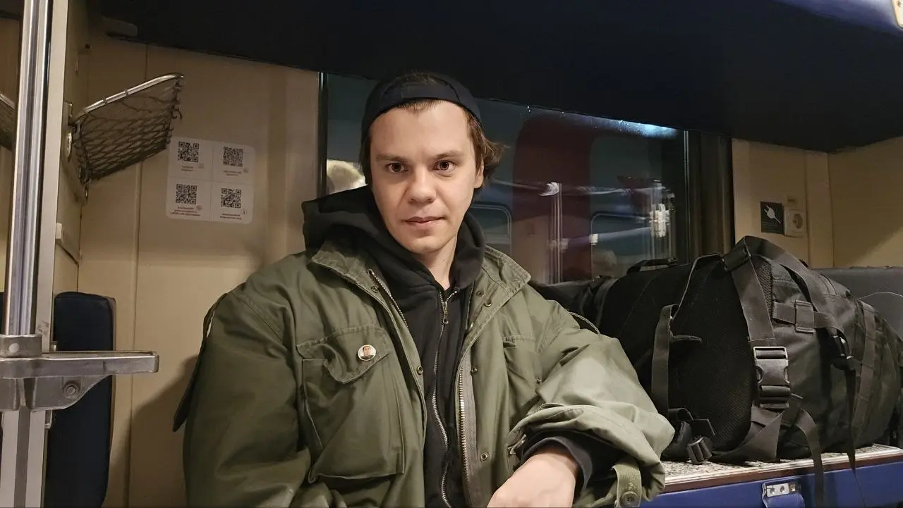 Влад Савин он тур!
В общем внезапно как обычно я решил поебашить в тур со сладеньким.
Цепанул билеты на боковушку через лист ожидания за 4 часа до выезда и еду | Сетка — социальная сеть от hh.ru