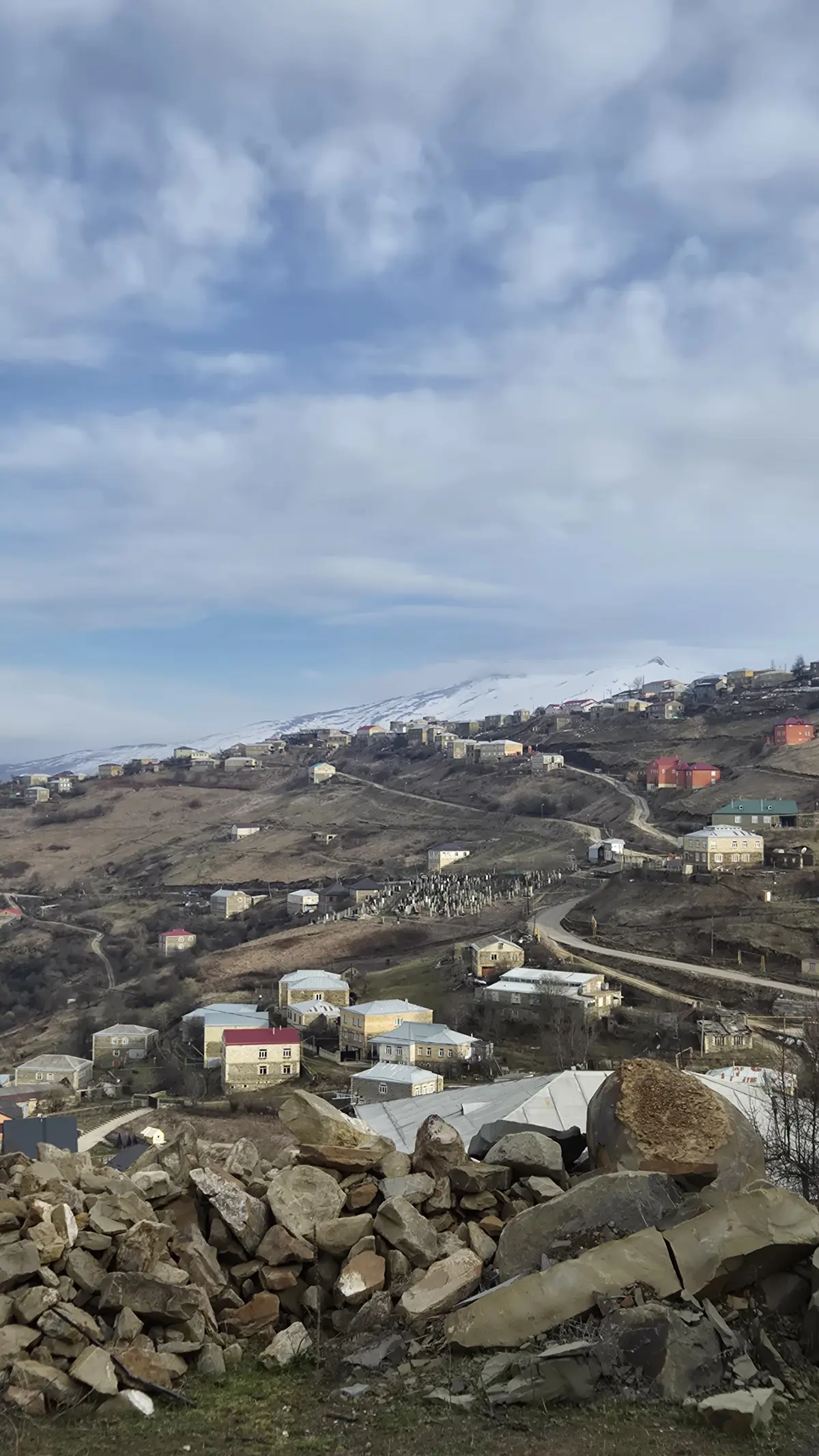 Надоело о серьёзном и работе. В апреле был в Дагестане, смотрите как там красиво!
Как только там оказываешься, становится плевать на ИИ, рынок и всю эту суету. Относительно нас эти горы вечны. | Сетка — социальная сеть от hh.ru