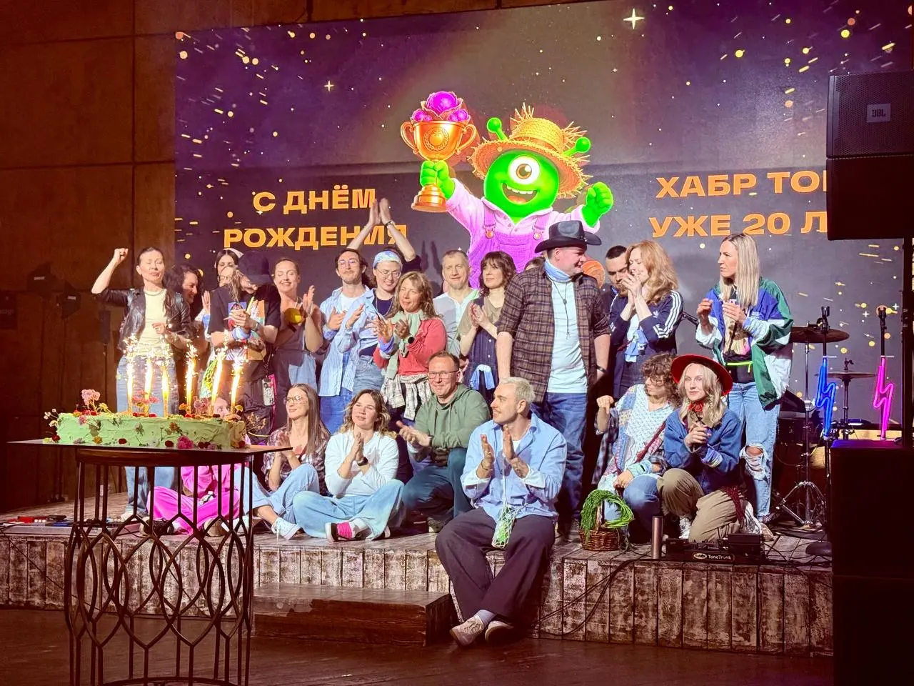 Второе мероприятие: 20-летие Хабра 🎂
Начну с того, что организовано все было отлично. Особенно зашли площадка и концепция — дачная | Сетка — социальная сеть от hh.ru