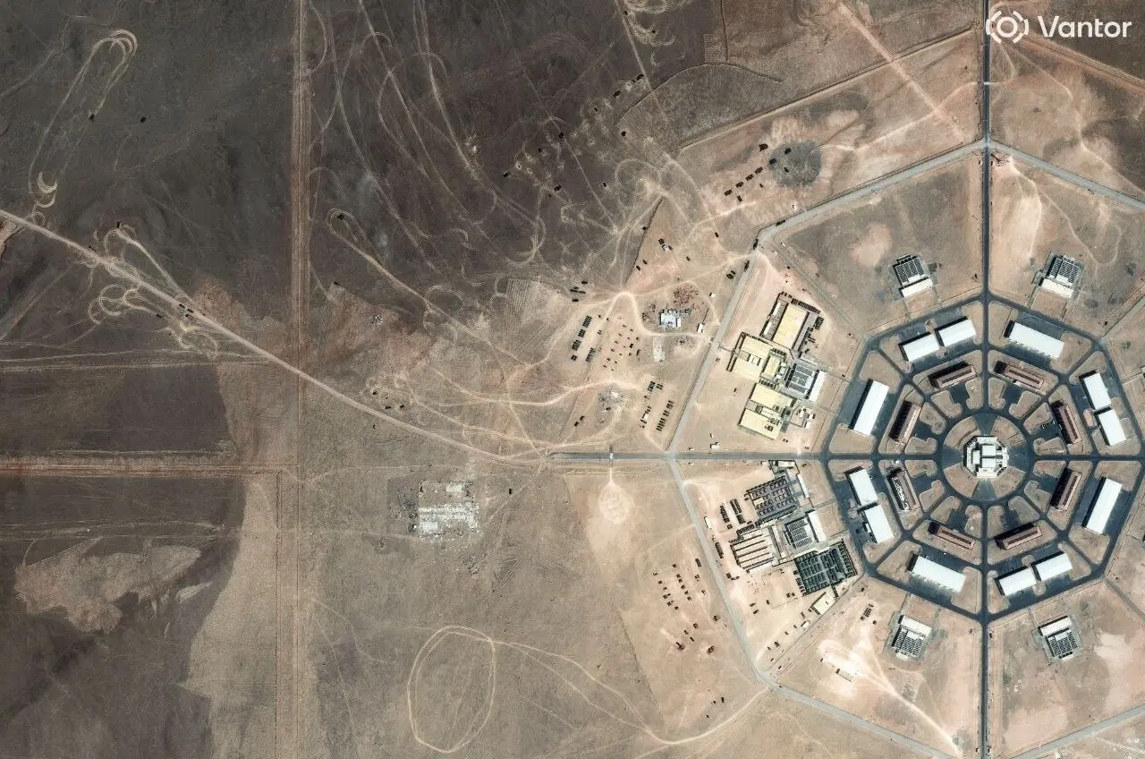 Китай строит в пустыне огромный «ядерный щит», пишет Reuters.
Речь не просто о шахтах: Пекин разворачивает целую сеть — десятки пусковых площадок, бункеры, аэродромы и узлы связи | Сетка — социальная сеть от hh.ru