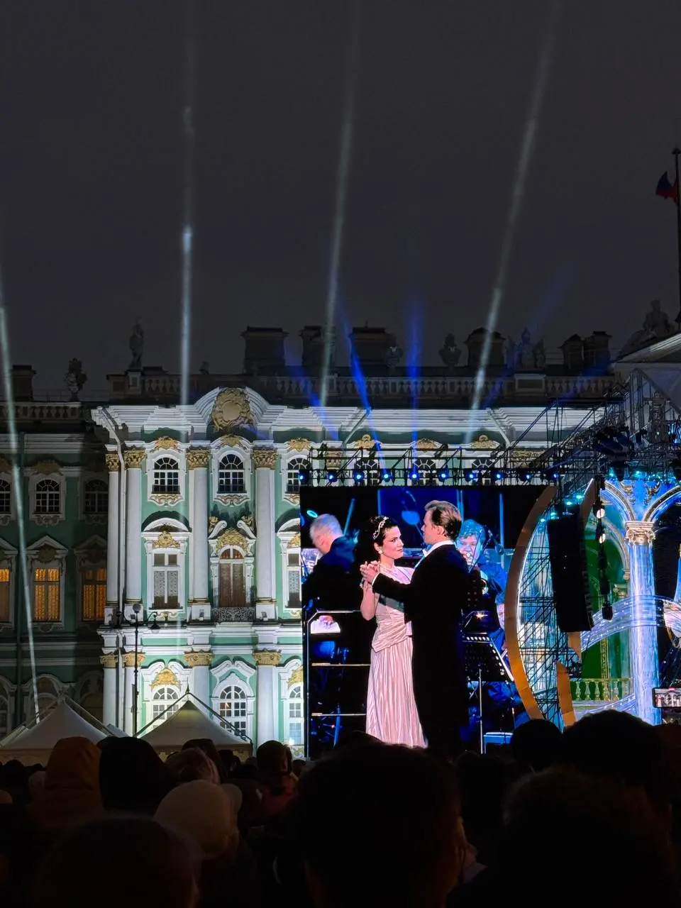 Вчера в Петербурге проходил традиционный концерт «Классика на Дворцовой» в честь дня рождения города | Сетка — социальная сеть от hh.ru
