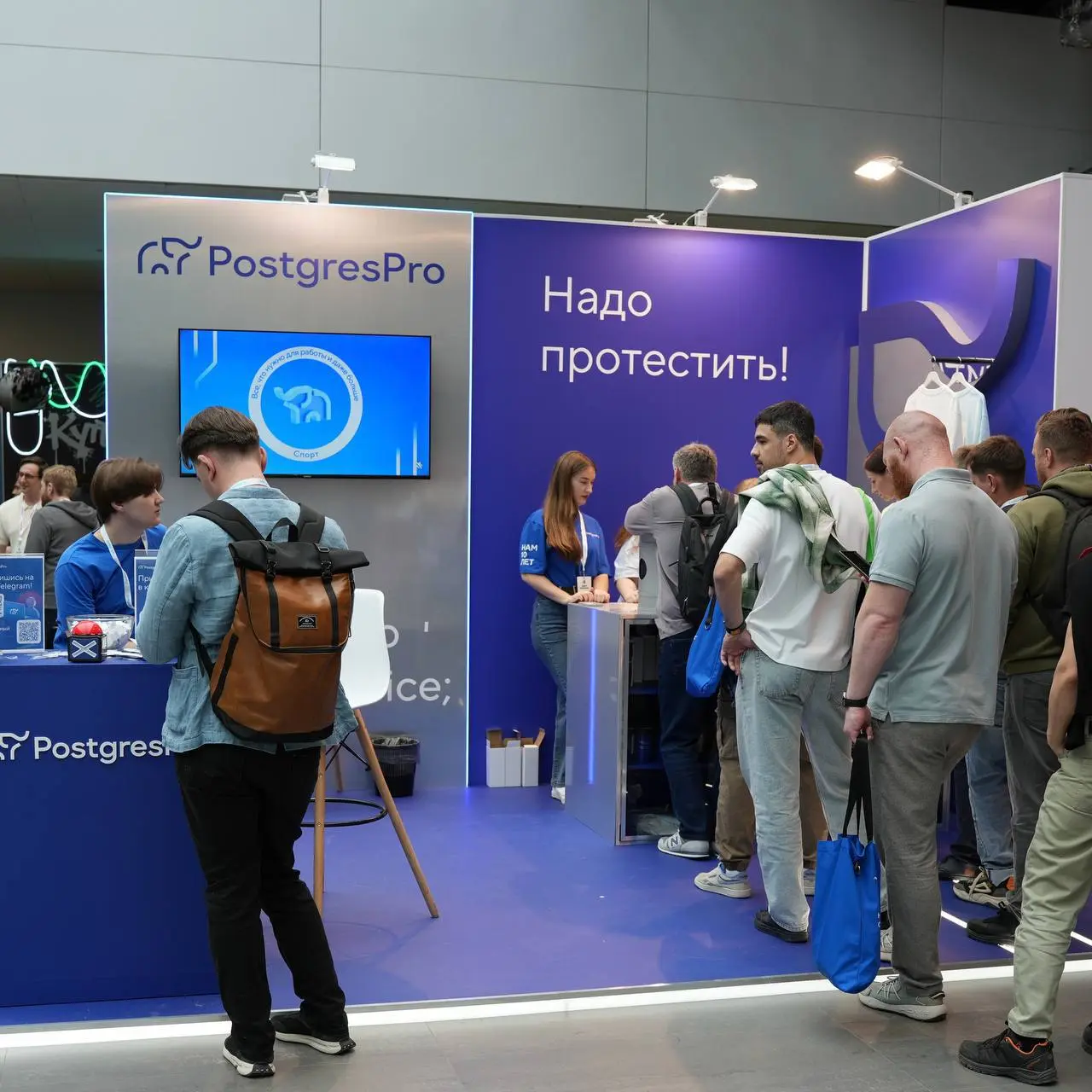 Postgres Professional + CodeFest = 💙
Прилетели в Новосибирск на выходные чтобы встретиться с локальным IT-сообществом на конференции CodeFest, пообщаться и рассказать о наших продуктах | Сетка — социальная сеть от hh.ru