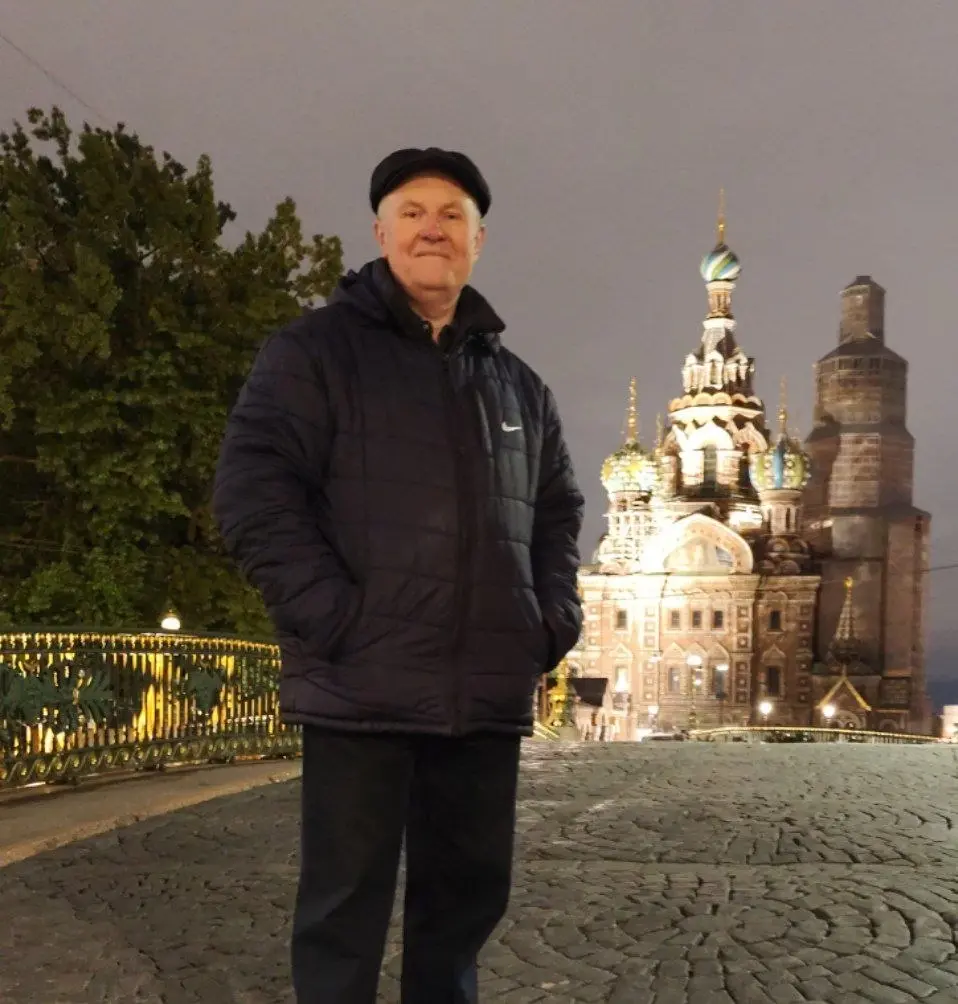 Как появляется нужный человек.
Приехал в Петербург вечером, оставил машину, пошёл на мероприятие.
Вернулся уже за полночь, нажал кнопку ключа, а в ответ тишина. Аккумулятор сел | Сетка — социальная сеть от hh.ru