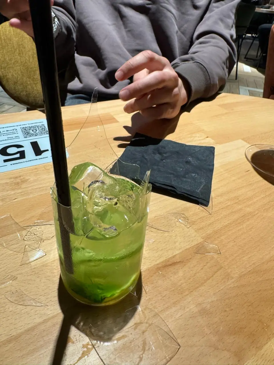 Парни, пост для вас😎
Хоть май и не радует погодой, но уже везде стоят уличные веранды, а все заведения уже на низком старте подавать Апероль за косарь | Сетка — социальная сеть от hh.ru