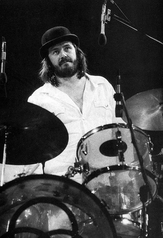 31 мая 1948 года родился Джон Генри Бонэм — легендарный барабанщик Led Zeppelin 🥁🎸. Он признан одним из величайших ударников в истории музыки 🌟 | Сетка — социальная сеть от hh.ru