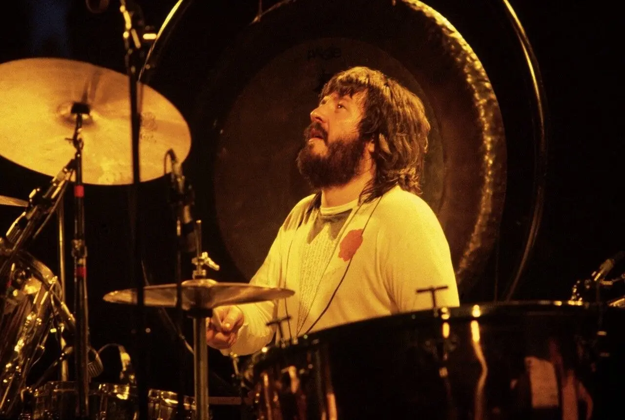 31 мая 1948 года родился Джон Генри Бонэм — легендарный барабанщик Led Zeppelin 🥁🎸. Он признан одним из величайших ударников в истории музыки 🌟 | Сетка — социальная сеть от hh.ru