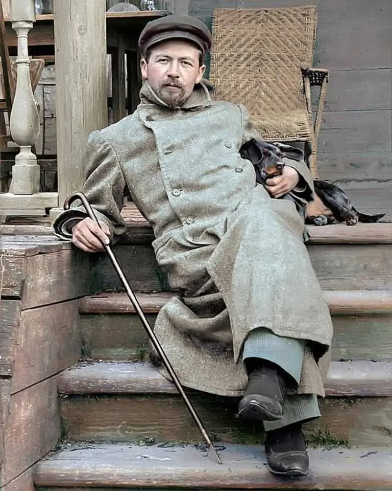 Антон Павлович очень любил собак
Его верными спутниками были две таксы по кличке Бром и Хин.
Имена он дал в честь популярных в те годы лекарств — брома и хинина | Сетка — социальная сеть от hh.ru