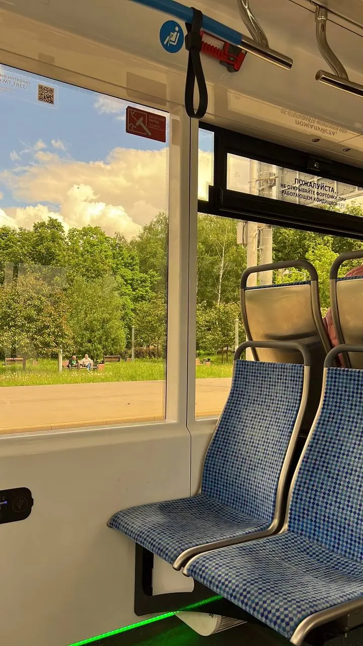вчера днем устроила себе трамваичную прогулку 🚃
проехалась по маршруту №27, посмотрела на зеленющую Москву и озеро около Политеха 🤌🏻
на выходных оч люблю подобные неспешные прогулки, а еще больше любл... | Сетка — социальная сеть от hh.ru