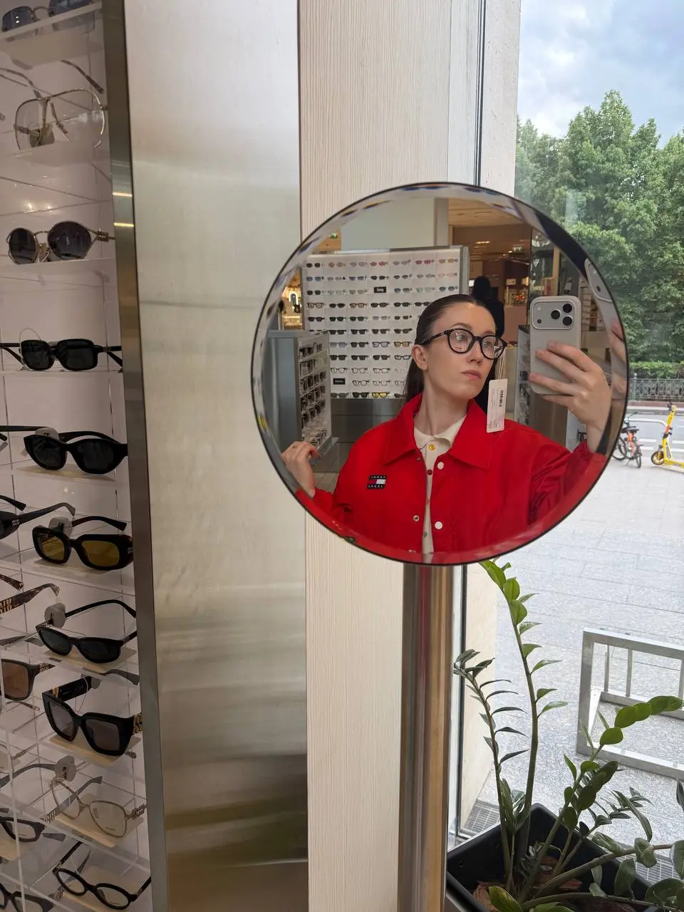 Ребята, помогите выбрать очки для офиса 👓
Дилемма века: классическая оправа или ультрамодная?
Обе пары — Miu Miu | Сетка — социальная сеть от hh.ru