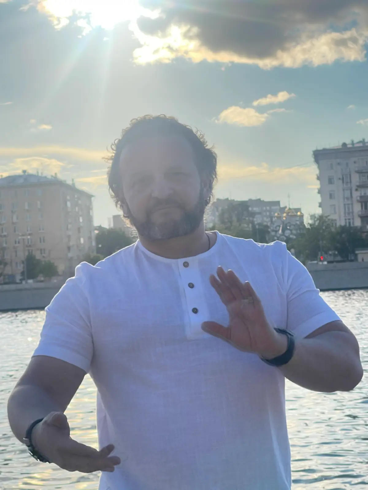 Человек счастлив в общении, когда способен полностью принять собеседника, оставаясь при этом самим собой | Сетка — социальная сеть от hh.ru