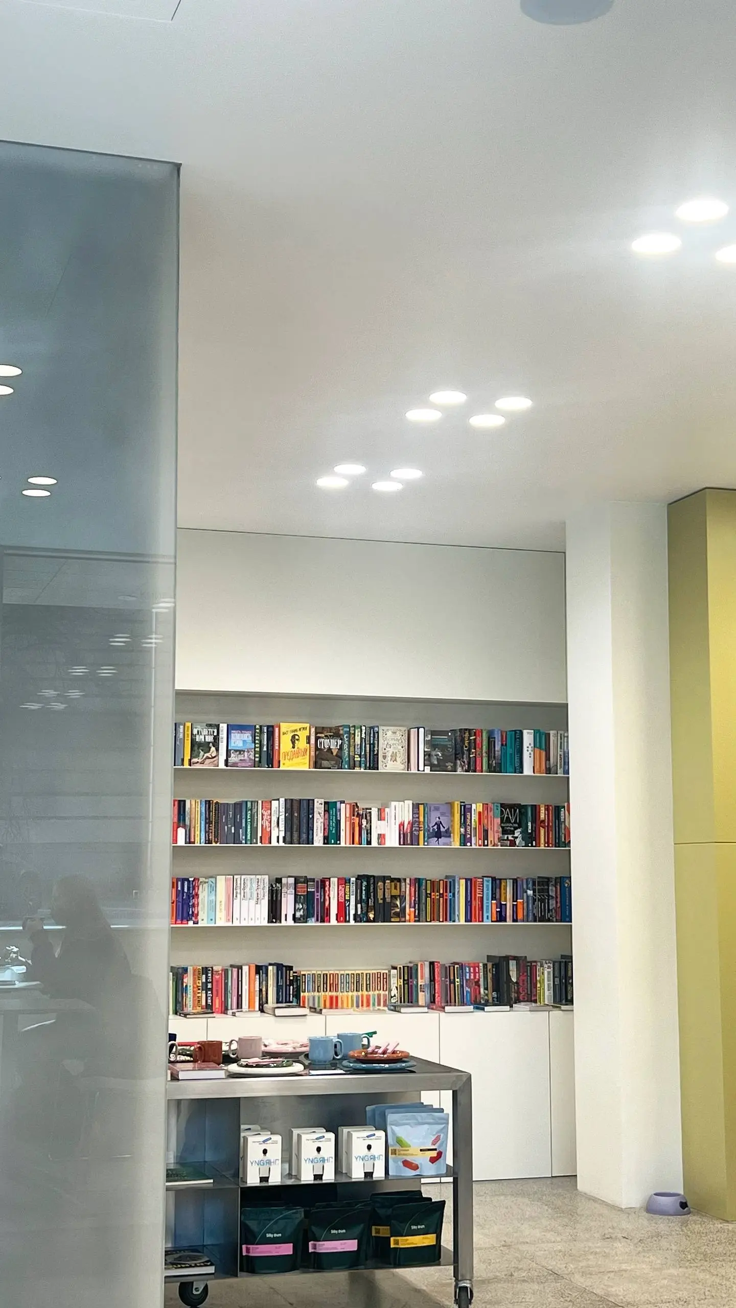 📚 Книжная кофейня Paradox ☕
Ключевая точка дизайна, управляющая вниманием - тёмно-зеленый органический стол для книжных новинок, вырастающий посреди светлого пространства | Сетка — социальная сеть от hh.ru