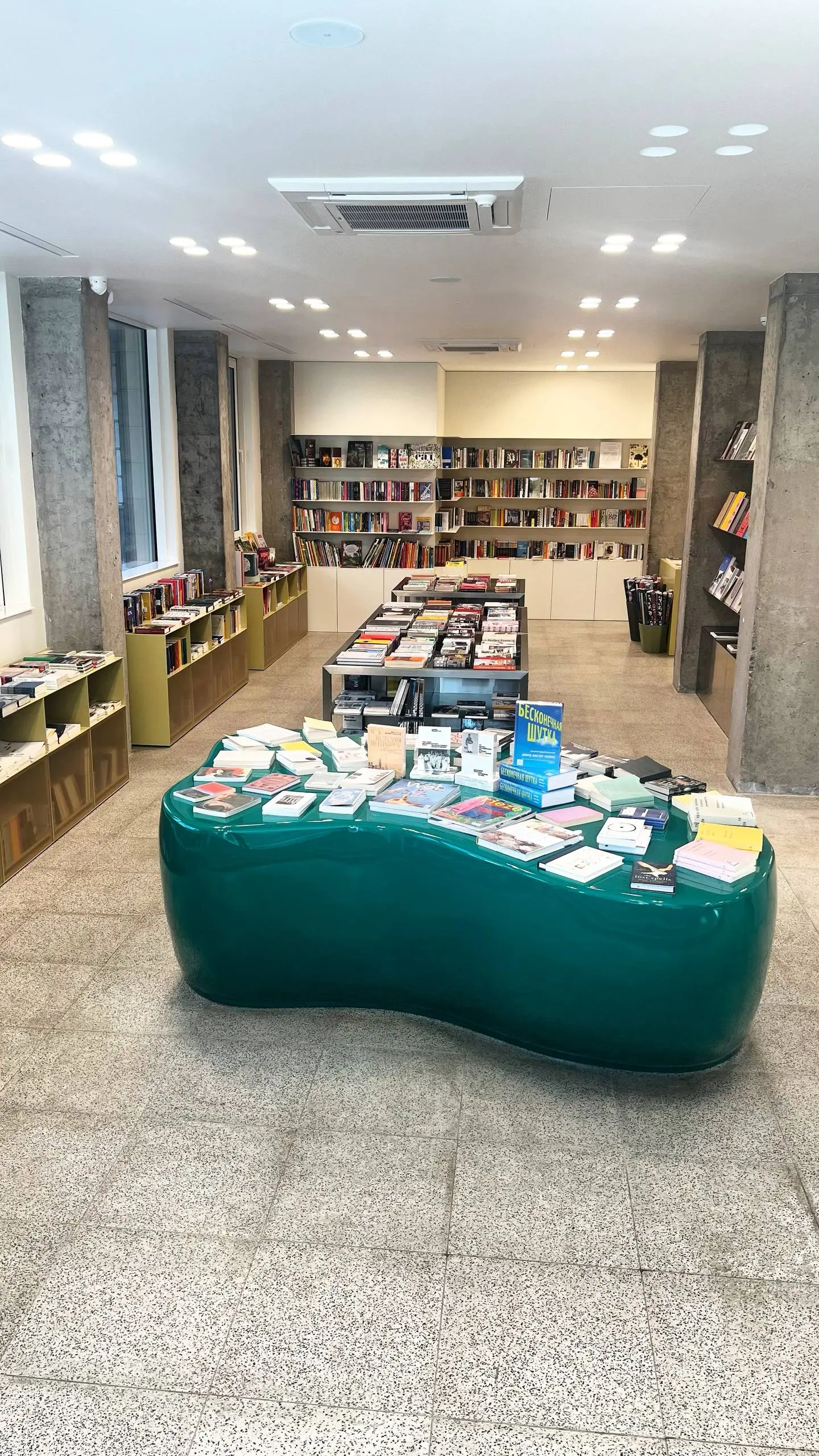 📚 Книжная кофейня Paradox ☕
Ключевая точка дизайна, управляющая вниманием - тёмно-зеленый органический стол для книжных новинок, вырастающий посреди светлого пространства | Сетка — социальная сеть от hh.ru