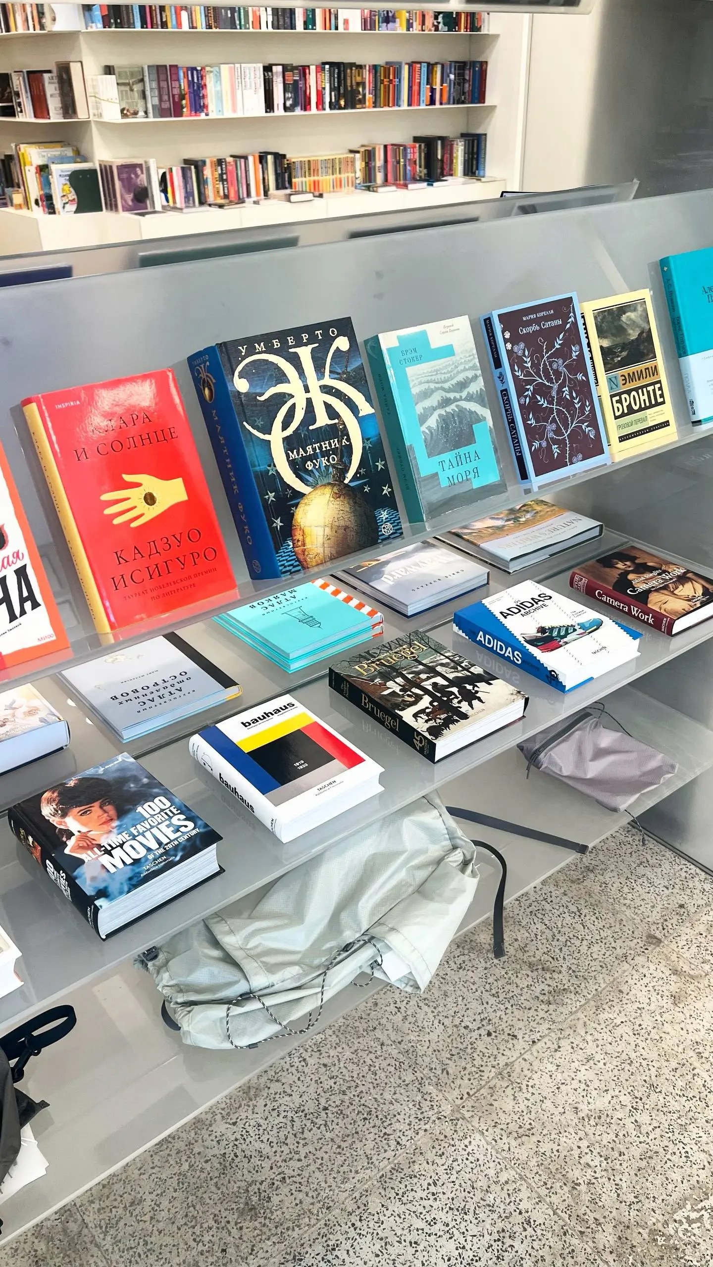 📚 Книжная кофейня Paradox ☕
Ключевая точка дизайна, управляющая вниманием - тёмно-зеленый органический стол для книжных новинок, вырастающий посреди светлого пространства | Сетка — социальная сеть от hh.ru