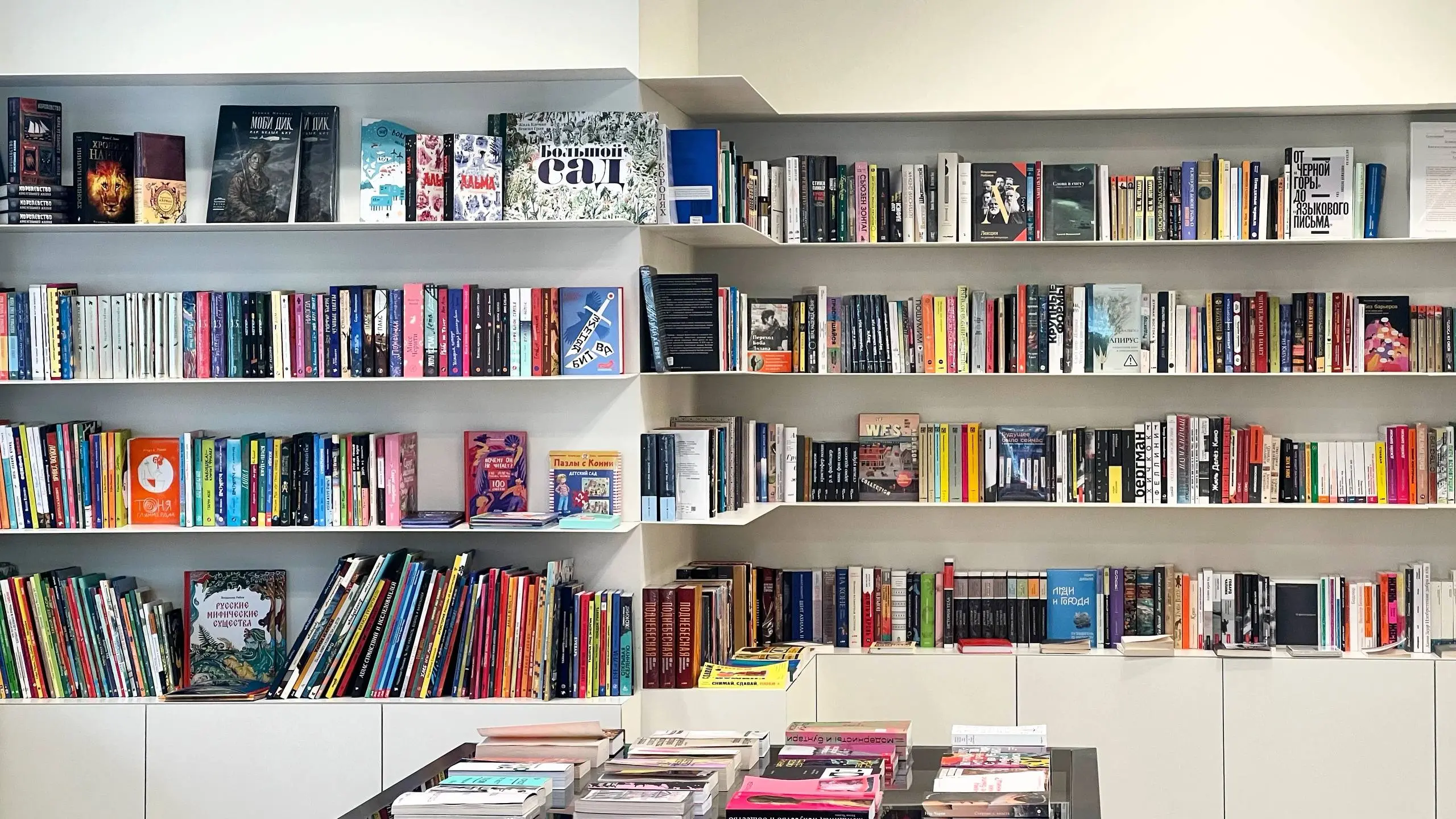 📚 Книжная кофейня Paradox ☕
Ключевая точка дизайна, управляющая вниманием - тёмно-зеленый органический стол для книжных новинок, вырастающий посреди светлого пространства | Сетка — социальная сеть от hh.ru