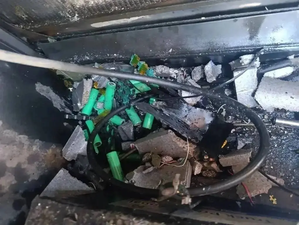 В Рубежном (ЛНР) беспилотник атаковал рейсовый автобус Старобельск-Москва.
Как сообщается, в салоне находились 11 пассажиров, никто не пострадал. | Сетка — социальная сеть от hh.ru
