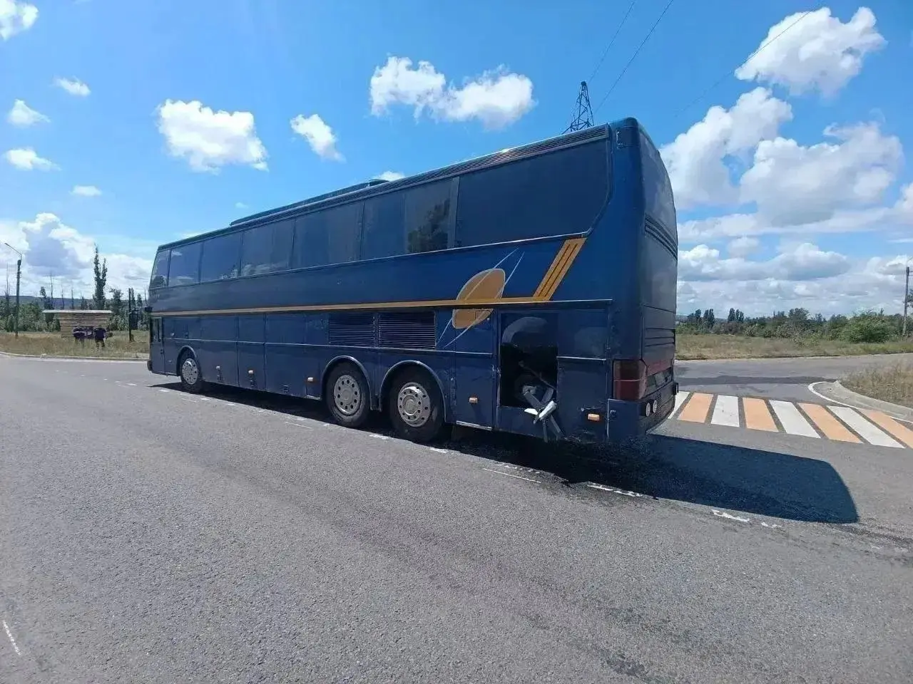В Рубежном (ЛНР) беспилотник атаковал рейсовый автобус Старобельск-Москва.
Как сообщается, в салоне находились 11 пассажиров, никто не пострадал. | Сетка — социальная сеть от hh.ru