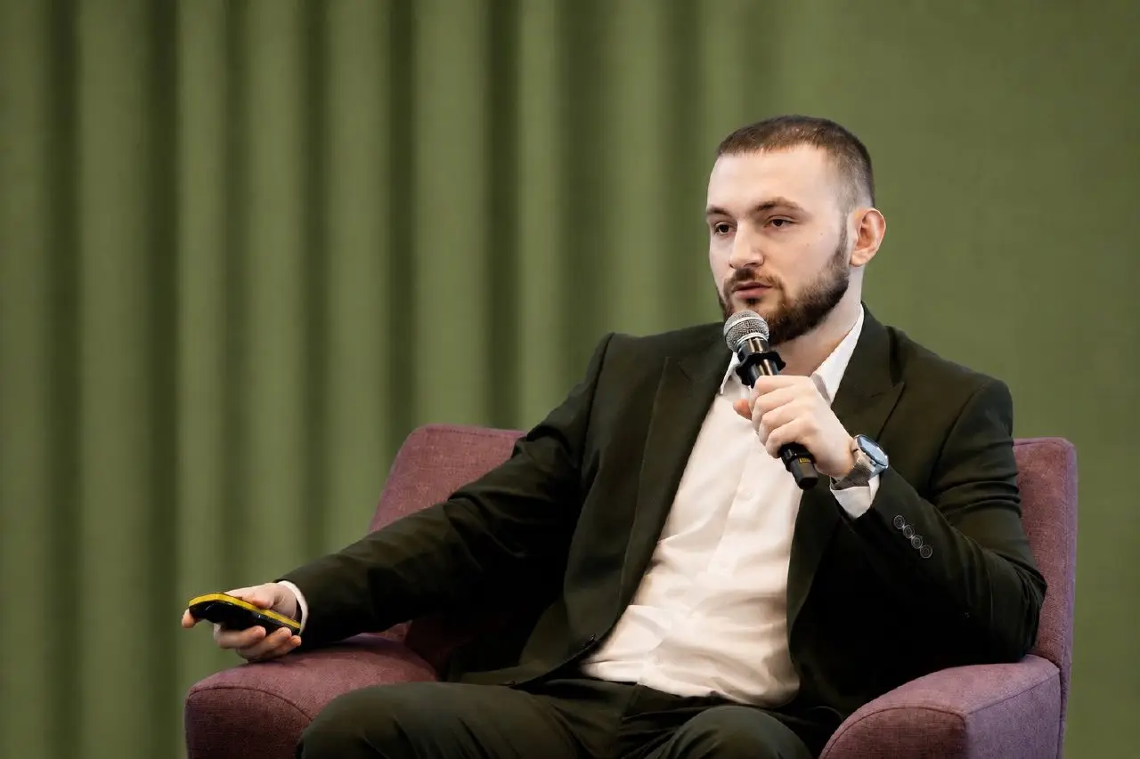 Гибкость системы — это не то, что думает заказчик
Есть одно слово, которое почти гарантированно звучит на любой встрече по автоматизации.
Гибкость.
— Нам нужна гибкая система | Сетка — социальная сеть от hh.ru