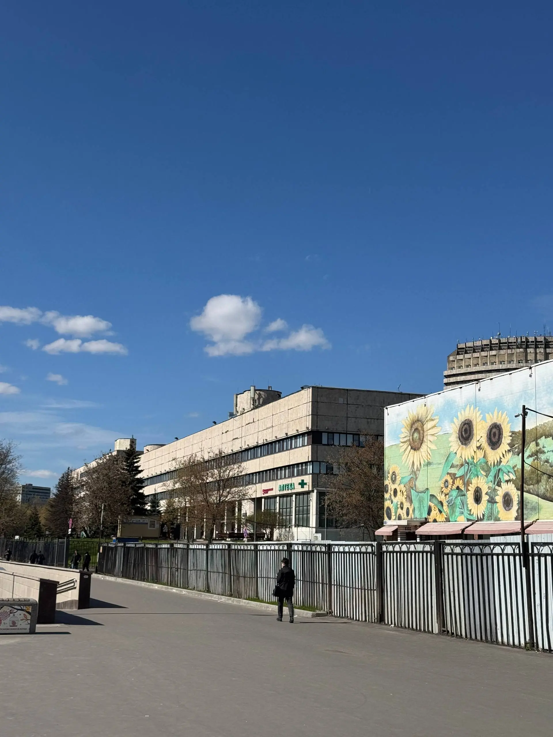 🤑 Гении ситуационного маркетинга, они не в Яндексе и не в Авито, они у простого салона париков рядом с онкологической больницей.
БуКВАльно история про то, что нужно быть ближе к своим клиентам | Сетка — социальная сеть от hh.ru